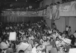 Bundestagung 1979: Voller Saal (Menschenmenge), transparentbestückt - Transparent: "Christus verhilft jedem Menschen zur Freude"