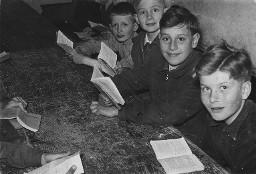 CVJM Bern, ca. 1958: Jungschar: Kinder am Tisch mit Büchlein in den Händen