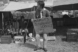 Bundestagung 1982: Jungschar, teilweise uniformiert (Hemd und Krawatte) mit Schuhputz-Spiel - Schild mit der Beschriftung: "Mamut's Schuhputz-Service"