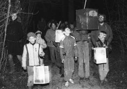CVJM Bern, Jungschar: Osterlager 1980 - Kinder und Erwachsene im Wald mit Laternen - Beschrieb Bildrückseite: "Lichterzug in der Osternacht"