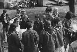 Bundeskonferenz 1985: Menschengruppe, teilweise uniformiert (Hemd und Krawatte)