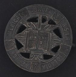 Brosche mit CVJM-Weltbund-Logo und Beschriftung: "Asia, Europa, Oceania, Africa, America" - Inschrift Rückseite: Bureau du C.C.I. Genève"