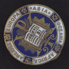 Manschettenknopf mit dem CVJM-Weltbund-Logo und Beschriftung: "Asia, Europa, Oceania, Africa, America" - Inschrift Rückseite: "Bureau central du comité universel"