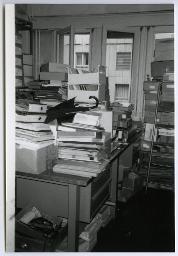 Tische mit Büromaterial und Dokumentenstapel, Umbau der Büros im LFSA, August/September 1990