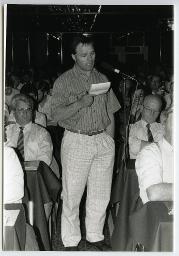 Mann spricht zu Publikum an der 63. Delegiertenversammlung vom 25. Mai 1991, Hotel Nova-Park, Zürich