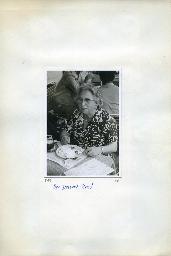 "Vierwaldstättersee-Fahrt Flüelen-Luzern des Schwerhörigen-Vereins Zürich am 23. Juni 1974" - "Der Dessert. Hm!"; ein Mitglied des SVZ am Meringues essen