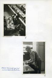 "Weihnachtsfeier des Schwerhörigen-Vereins Zürich im Kirchgemeindehaus Stauffacher am 14. Dezember 1975" - Mitglieder des SVZ sitzen an gedeckten Tischen und unterhalten sich; unten: "Abwart Sternemann sperbert nach den Kerzen des Christbaums"