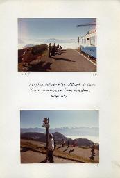 "Zentralkurs des BSSV (Bund Schweizerischer Schwerhörigen-Vereine), 9.-21. Oktober 1977 im Johanniterhof Luzern - Ausflug auf den Rigi, Mittwoch, 19. Oktober 1977 (am Morgen ausgefallene Stunde wurde abends nachgeholt.)" - oben: Kursteilnehmer neben der Rigibahn und auf Sitzbänken; unten: Kursteilnehmer am Spazieren; im Hintergrund Bergpanaroma