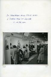 "Der Schwerhörigen-Verein Zürich an der Ersten Senioren-Messe in der Züspa-Halle, 8.-17. Mai 1981" - Messebesucher am Messestand des "Schwerhörigen-Verein Zürich"