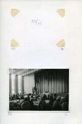 "Der Schwerhörigen-Verein Zürich an der Ersten Senioren-Messe in der Züspa-Halle, 8.-17. Mai 1981" - Gigi Ménard am Rednerpult und Publikum