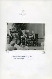 "Der Schwerhörigen-Verein Zürich an der Ersten Senioren-Messe in der Züspa-Halle, 8.-17. Mai 1981" - "Die Senioren-Kapelle spielt zum Tanze auf."