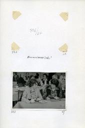 "Der Schwerhörigen-Verein Zürich an der Ersten Senioren-Messe in der Züspa-Halle, 8.-17. Mai 1981" - Teilnehmer sitzen an einem gedeckten Tisch