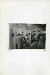 "Der Schwerhörigen-Verein Zürich an der Ersten Senioren-Messe in der Züspa-Halle, 8.-17. Mai 1981" - Messebesucher am Messestand des "Schwerhörigen-Verein Zürich"