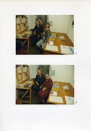 "Tag der offenen Türe, Hörmittelzentrale Seestrasse 45, 13.11.1987" - oben: eine junge Mitarbeiterin und der Fotograf sitzen am Tisch mit Schreibtelefonen; unten: der Fotograf und eine Frau sitzen am Tisch mit Schreibtelefonen