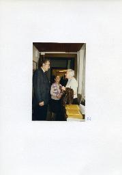 "Tag der offenen Türe, Hörmittelzentrale Seestrasse 45, 13.11.1987" - drei Besucher im Gespräch