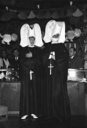 Fasnacht im Barfüsser, 12. Februar 1970: Zwei als Nonnen verkleidete Gäste