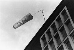 Werkgelände der Ciba Geigy: Windsack mit dem Firmenlogo