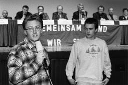 Lehrlinge, im Hintergrund Podium