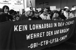 Demonstration des GBI in Basel, 11. Dezember 1993: Demonstranten mit Transparent