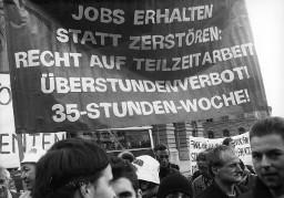 Demonstration für bessere Arbeitsbedingungen: Demonstranten mit Transparenten