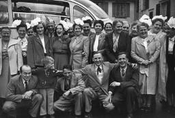 Gruppenbild vor Postauto / Omnibus