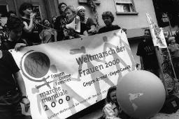 Weltmarsch der Frauen 2000: Frauen mit Transparent