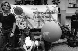 Weltmarsch der Frauen 2000: Frauen mit Transparent
