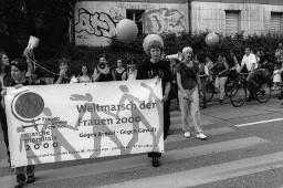 Weltmarsch der Frauen 2000: Frauen mit Transparent