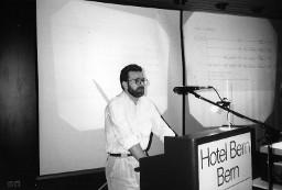 Ingemar Wittwer, Kranführerexperte und GBI-Funktionär, als Redner an einer Veranstaltung in Bern