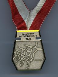 "Schweizer Meisterschaft 1990" Medaille mit Radfahrern, mit rot-weissem Band