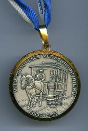 "Velo-Moto-Club Verkehrsbetriebe, Zürich 1982" Medaille mit Rösslitram von 1882, blau-weisses Band