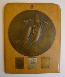 "Wanderpreis für das Mannschaftsfahren des 3. Bezirks des Arbeitertouringbundes der Schweiz, Solidarität, Kategorie Motorfahrer. Gestiftet von den Einkehrstellen des Bezirk 3. 1938-1967"