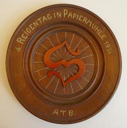Teller aus Holz, "4. Reigentag in Papiermühle 1934. A.T.B."