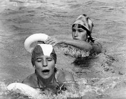 Zwei Kinder spielen im Wasser mit Ringen aus Polystyrol (Styropor), Magliaso