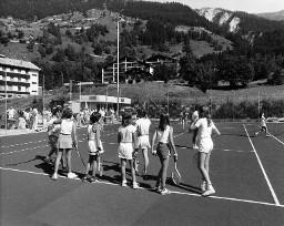 Tennisplatz - Gruppe von Kindern mit Tennisschlägern und Tennisbällen in den Händen, Blatten 1983