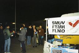 "SWG 04.00 Uhr nach der Schicht" - Arbeiter mit warmem Getränk neben "SMUV. FTMH. FLMO"-Transparent, 1990er-Jahr