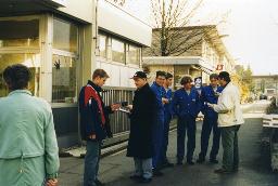 "S. Wild und M. Tasker, Sulzer Rüti mit Lehrlingen" - Männer sprechen mit Auszubildenden, 1990er-Jahre