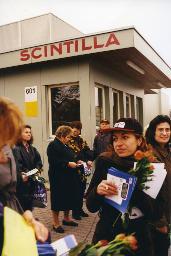 "Frauenaktion in der Scintilla" - Demonstrierende Frauen mit Infobroschüren und Rosen, 1990er-Jahre