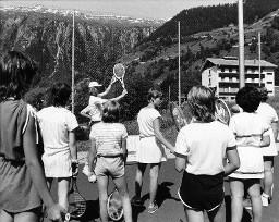 Tennisplatz - Tennislehrer den Kindern zeigend, wie man den Tennisschläger in den Händen hält, Blatten 1983