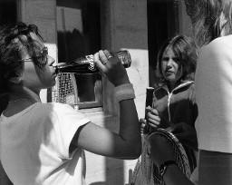 Drei Mädchen mit Tennisschläger in den Händen - Ein Mädchen Coca-Cola aus der Flasche trinkend, Blatten 1983
