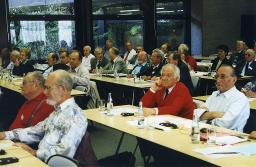 "Rentner-Tagung, 28.04.2000" - Teilnehmende im Konferenzsaal