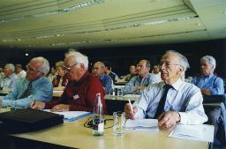 "Rentner-Tagung, 28.04.2000" - Teilnehmende im Konferenzsaal