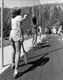 Tennisplatz - Mädchen mit Tennisschlägern und Tennisbällen, Blatten 1983