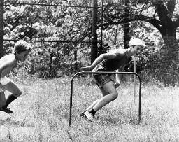 Knaben rennen auf der Wiese - Metallhürde, Fussballkolonie Sonvico, 1978