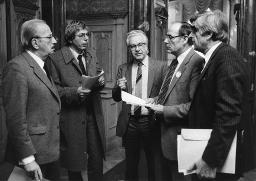 Gewerkschaftsvertreter im Gespräch, rechts aussen Fritz Reimann, vermutlich 1984