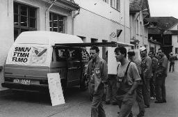 "Neopac AG" - Arbeiter am Informationsstand der Gewerkschaft Industrie, Gewerbe, Dienstleistung, ca. 1995