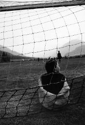 Fussballplatz - Kind im Tor sitzend