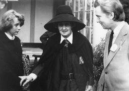 "Elisabeth de Meuron von Tscharner, Berner Original" - In Festtagskleidung mit Hut, vermutlich 1970er-Jahre