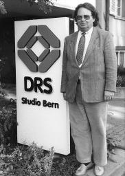 "Richard Schwertfeger, Mitarbeiter Tagwacht" - Portrait neben dem Logo des DRS Studio in Bern, um 1990