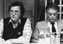 "Hans Schäppi, Präsident GTCP, Vizepräsident GBH" - Am Tisch sitzend, ca. 1995